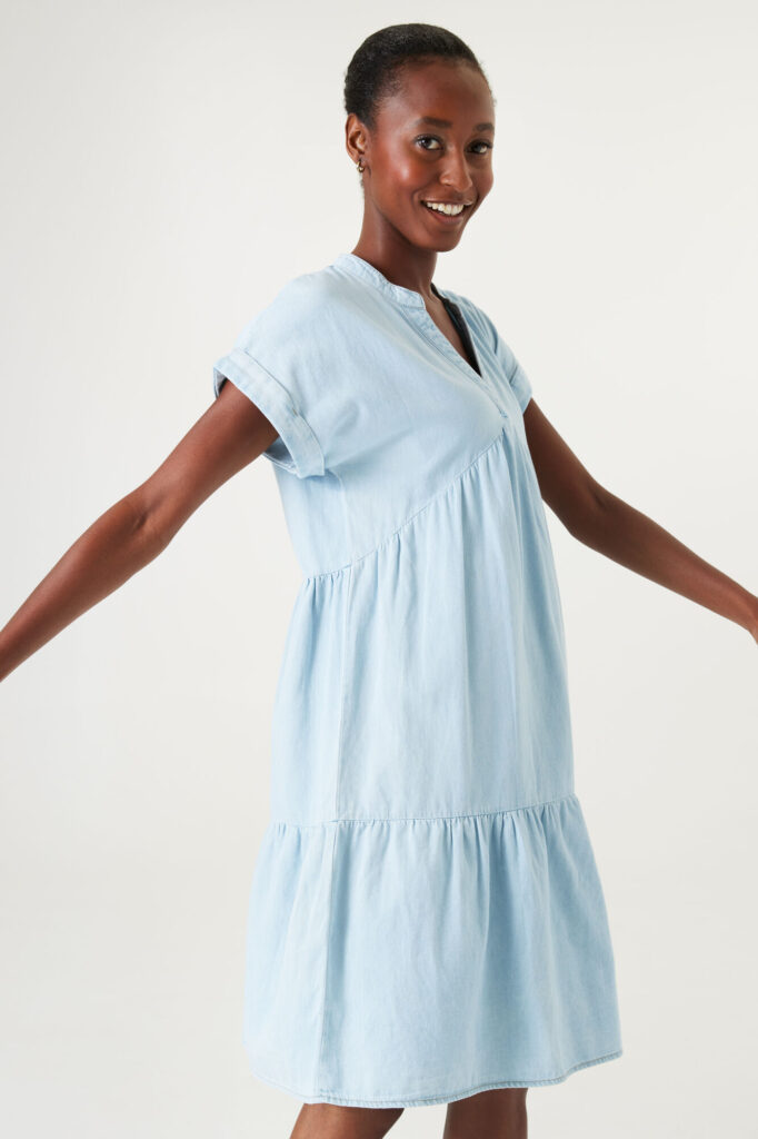 modèle femme noire portant robe courte en coton bleu pâle